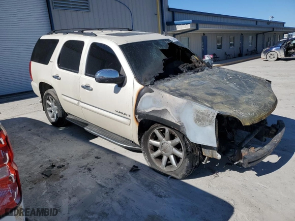 2008 GMC Yukon SLT w/4SB with VIN 1GKFK13058R215598, listed as a Copart auction lot 47046295 with 0 mi miles and Salvage Title. Bid and sale history available at carsss.com. Image 4.