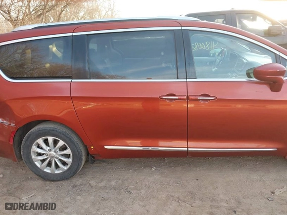 2018 Chrysler Pacifica Touring L with VIN 2C4RC1BG6JR294073, listed as a IAAI auction lot 41800826 with 88,888 mi miles. Bid and sale history available at carsss.com. Image 13.