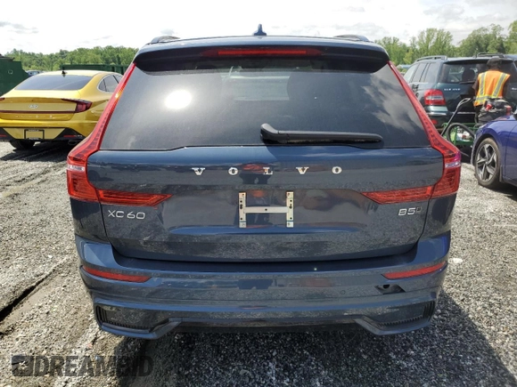 2024 Volvo XC60 Plus Dark Theme z VIN YV4L12RL7R1928699, wystawiony jako Copart lot #56486195 z przebiegiem Nie podano mil oraz Nie do naprawy • Non repairable. Historia ofert i sprzedaży dostępna na DreamBid. Obrazek 6.