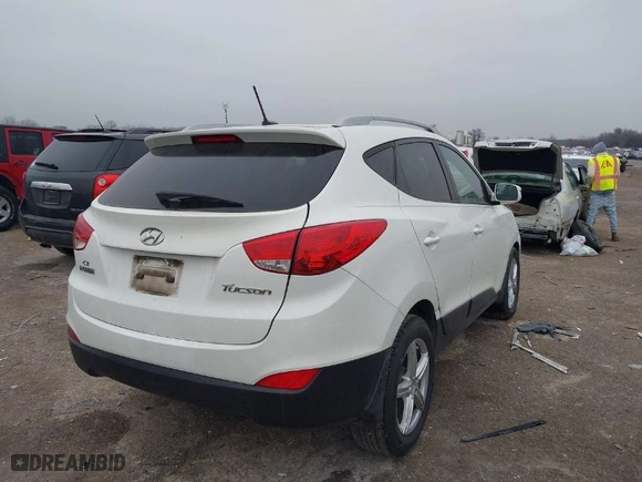 2013 Hyundai Tucson GLS with VIN KM8JU3AC2DU561443, listed as a IAAI auction lot 41600727 with 179,694 mi miles. Bid and sale history available at carsss.com. Image 4.