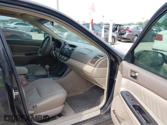 2005 Toyota Camry STD z VIN 4T1BE32K35U016571, wystawiony jako IAAI lot #42496809 z przebiegiem 179 290 mil mil oraz . Historia ofert i sprzedaży dostępna na DreamBid. Obrazek 5.