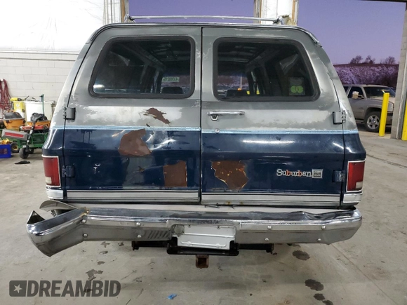 1987 GMC Suburban z VIN 1GKGV26K8HF534817, wystawiony jako Copart lot #43368215 z przebiegiem 82 553 mil mil oraz Tytuł czysty. Historia ofert i sprzedaży dostępna na DreamBid. Obrazek 6.