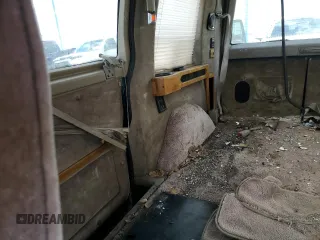 1998 GMC Safari z VIN 1GDDM19WXWB540497, wystawiony jako Copart lot #50780655 z przebiegiem 115 575 mil mil oraz Nie do naprawy. Historia ofert i sprzedaży dostępna na DreamBid. Obrazek 11.