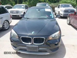 2013 BMW X1 28i z VIN WBAVM1C55DVW44221, wystawiony jako IAAI lot #42248043 z przebiegiem 112 388 mil mil oraz . Historia ofert i sprzedaży dostępna na DreamBid. Obrazek 6.