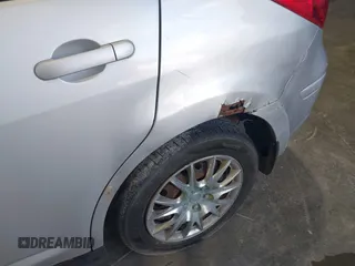2008 Nissan Versa S z VIN 3N1BC13E68L395932, wystawiony jako IAAI lot #42333560 z przebiegiem 231 010 mil mil oraz . Historia ofert i sprzedaży dostępna na DreamBid. Obrazek 6.