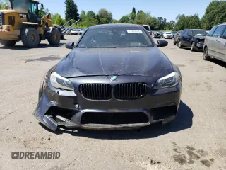 2013 BMW M5 z VIN WBSFV9C50DC774172, wystawiony jako Copart lot #61990854 z przebiegiem Nie podano mil oraz Szkoda całkowita • Salvage title. Historia ofert i sprzedaży dostępna na DreamBid. Obrazek 5.