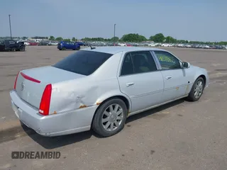 2007 Cadillac DTS Luxury I z VIN 1G6KD57Y07U154820, wystawiony jako IAAI lot #42393655 z przebiegiem 218 477 mil mil oraz . Historia ofert i sprzedaży dostępna na DreamBid. Obrazek 4.