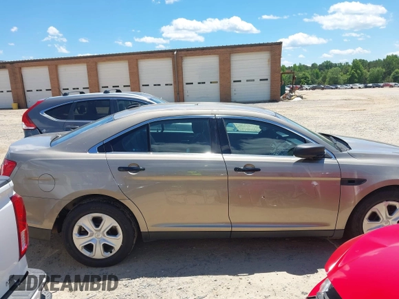 2019 Ford Police Interceptor z VIN 1FAHP2MK0KG107863, wystawiony jako IAAI lot #42337089 z przebiegiem 138 429 mil mil oraz . Historia ofert i sprzedaży dostępna na DreamBid. Obrazek 14.