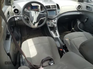 2016 Chevrolet Sonic LS z VIN 1G1JA5SH0G4164037, wystawiony jako Copart lot #60185515 z przebiegiem 211 229 mil mil oraz Czysty tytuł • Clean title. Historia ofert i sprzedaży dostępna na DreamBid. Obrazek 8.