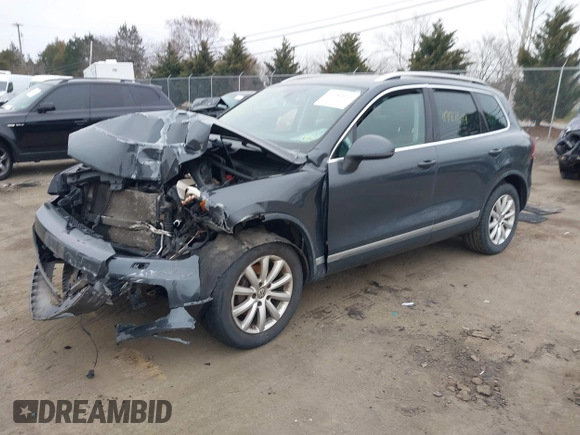 2012 Volkswagen Touareg Sport z VIN WVGEF9BP5CD011717, wystawiony jako IAAI lot #41787614 z przebiegiem 138 127 mil mil oraz . Historia ofert i sprzedaży dostępna na DreamBid. Obrazek 2.