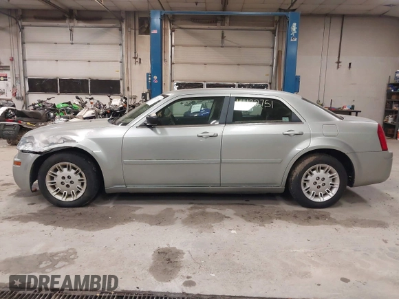 2005 Chrysler 300 with VIN 2C3JA43R55H569369, listed as a IAAI auction lot 41132751 with 123,253 mi miles. Bid and sale history available at carsss.com. Image 12.