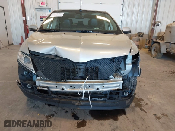2012 Lincoln MKX z VIN 2LMDJ8JK6CBL06779, wystawiony jako IAAI lot #42211295 z przebiegiem 176 165 mil mil oraz . Historia ofert i sprzedaży dostępna na DreamBid. Obrazek 6.
