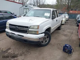 2006 Chevrolet Silverado 1500 LT2 with VIN 2GCEK19B761109126, listed as a IAAI auction lot 41681380 with 335,592 mi miles. Bid and sale history available at carsss.com. Image 2.