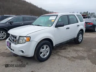 2010 Ford Escape XLS z VIN 1FMCU9C7XAKC89999, wystawiony jako IAAI lot #41506494 z przebiegiem 242 078 mil mil oraz . Historia ofert i sprzedaży dostępna na DreamBid. Obrazek 2.