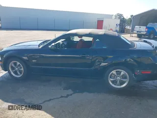 2005 Ford Mustang GT Deluxe с VIN 1ZVFT85H355174523, выставлен на аукционе IAAI как лот 42532902 с пробегом 61 406 миль миль и . История ставок и продаж доступна на DreamBid. Изображение 14.