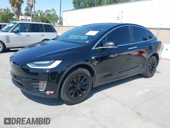 2017 Tesla Model X 90D z VIN 5YJXCBE23HF027198, wystawiony jako IAAI lot #42439451 z przebiegiem 111 122 mil mil oraz . Historia ofert i sprzedaży dostępna na DreamBid. Obrazek 2.