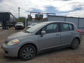 2007 Nissan Versa SL z VIN 3N1BC13E87L446328, wystawiony jako Copart lot #52656915 z przebiegiem 90 903 mil mil oraz Czysty tytuł • Clean title. Historia ofert i sprzedaży dostępna na DreamBid. Obrazek 1.