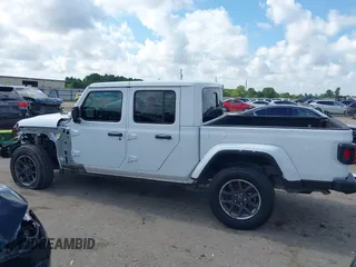 2020 Jeep Gladiator Overland z VIN 1C6HJTFGXLL180622, wystawiony jako IAAI lot #42565601 z przebiegiem 63 738 mil mil oraz . Historia ofert i sprzedaży dostępna na DreamBid. Obrazek 15.