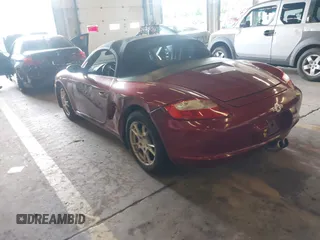 2006 Porsche Boxster z VIN WP0CA29806S710303, wystawiony jako IAAI lot #42276368 z przebiegiem 73 796 mil mil oraz . Historia ofert i sprzedaży dostępna na DreamBid. Obrazek 3.