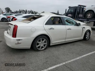 2008 Cadillac STS RWD z VIN 1G6DW67V580104809, wystawiony jako Copart lot #50779385 z przebiegiem Nie podano mil oraz Nie do naprawy • Non repairable. Historia ofert i sprzedaży dostępna na DreamBid. Obrazek 3.