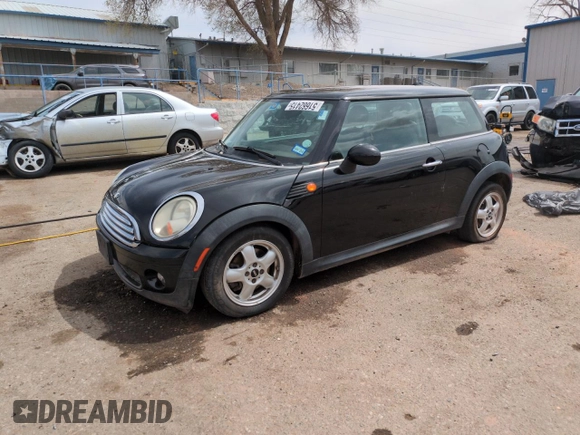 2010 MINI Hardtop z VIN WMWMF3C5XATZ25746, wystawiony jako Copart lot #51662415 z przebiegiem 139 411 mil mil oraz Szkoda całkowita • Salvage title. Historia ofert i sprzedaży dostępna na DreamBid. Obrazek 1.