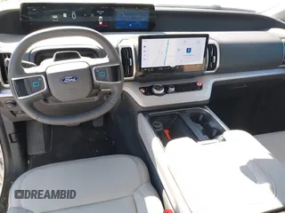 2025 Ford Expedition XLT с VIN 1FMJU1J85SEA23004, выставлен на аукционе IAAI как лот 42395289 с пробегом 1 917 миль миль и . История ставок и продаж доступна на DreamBid. Изображение 18.