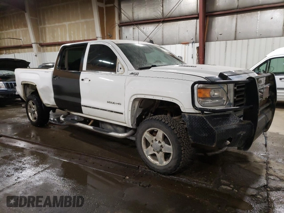 2015 GMC Sierra 2500HD SLT z VIN 1GT12ZE80FF600704, wystawiony jako Copart lot #46069905 z przebiegiem 256 330 mil mil oraz Szkoda całkowita • Salvage title. Historia ofert i sprzedaży dostępna na DreamBid. Obrazek 4.