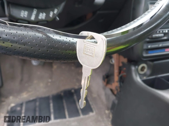 1997 Saturn SC z VIN 1G8ZG1277VZ342397, wystawiony jako IAAI lot #41966570 z przebiegiem 184 054 mil mil oraz . Historia ofert i sprzedaży dostępna na DreamBid. Obrazek 11.
