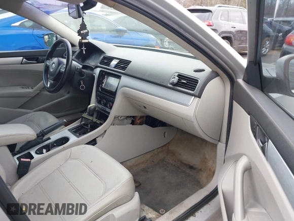 2013 Volkswagen Passat SE z VIN 1VWBP7A30DC115737, wystawiony jako IAAI lot #41626235 z przebiegiem 257 880 mil mil oraz . Historia ofert i sprzedaży dostępna na DreamBid. Obrazek 5.