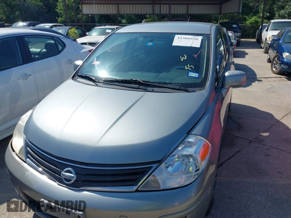 2011 Nissan Versa S z VIN 3N1BC1CP8BL402386, wystawiony jako IAAI lot #42389550 z przebiegiem 159 600 mil mil oraz . Historia ofert i sprzedaży dostępna na DreamBid. Obrazek 6.