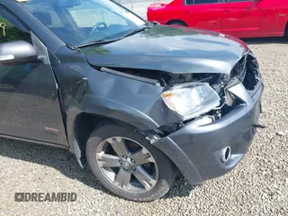 2012 Toyota RAV4 Sport z VIN JTMRK4DV9C5107828, wystawiony jako IAAI lot #42430899 z przebiegiem 109 768 mil mil oraz . Historia ofert i sprzedaży dostępna na DreamBid. Obrazek 18.