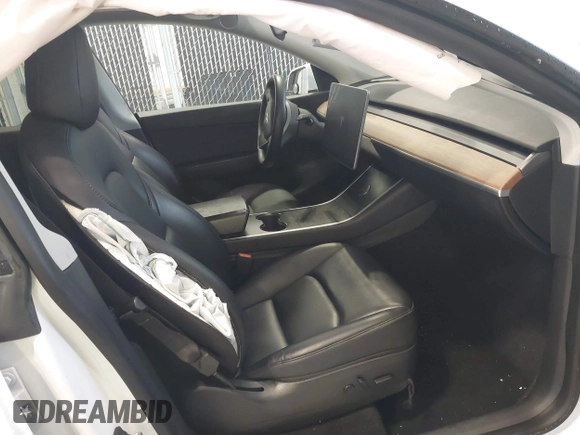 2020 Tesla Model Y Long Range z VIN 5YJYGDEE8LF054338, wystawiony jako IAAI lot #39026888 z przebiegiem 86 142 mil mil oraz . Historia ofert i sprzedaży dostępna na DreamBid. Obrazek 5.