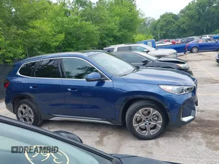 2025 BMW X1 xDrive28i z VIN WBX73EF07S5228273, wystawiony jako IAAI lot #42436863 z przebiegiem 6 845 mil mil oraz . Historia ofert i sprzedaży dostępna na DreamBid. Obrazek 13.