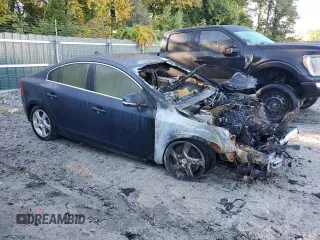 2013 Volvo S60 T5 Premier z VIN YV1612FSXD2192205, wystawiony jako Copart lot #43498645 z przebiegiem Nie podano mil oraz Nie do naprawy. Historia ofert i sprzedaży dostępna na DreamBid. Obrazek 4.