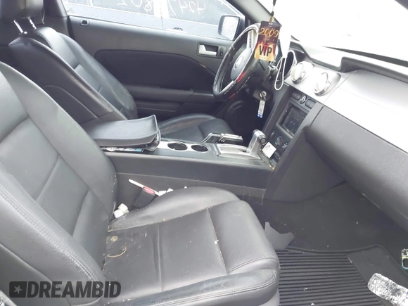 2008 Ford Mustang Deluxe z VIN 1ZVHT80N585103088, wystawiony jako IAAI lot #42473802 z przebiegiem 108 155 mil mil oraz . Historia ofert i sprzedaży dostępna na DreamBid. Obrazek 5.