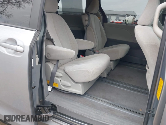 2011 Toyota Sienna LE AAS with VIN 5TDKK3DC4BS085658, listed as a IAAI auction lot 41966742 with 276,899 mi miles. Bid and sale history available at carsss.com. Image 8.