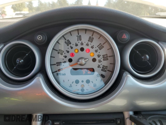 2006 MINI Hardtop S z VIN WMWRE33526TJ48561, wystawiony jako Copart lot #53217245 z przebiegiem 154 128 mil mil oraz Czysty tytuł • Clean title. Historia ofert i sprzedaży dostępna na DreamBid. Obrazek 9.