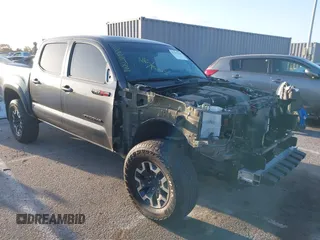2022 Toyota Tacoma SR z VIN 3TMCZ5AN1NM531884, wystawiony jako IAAI lot #42257444 z przebiegiem Nie podano mil oraz . Historia ofert i sprzedaży dostępna na DreamBid. Obrazek 1.