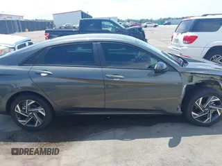 2025 Hyundai Elantra SEL Sport z VIN KMHLM4DG4SU980596, wystawiony jako IAAI lot #42295412 z przebiegiem 28 mil mil oraz . Historia ofert i sprzedaży dostępna na DreamBid. Obrazek 14.