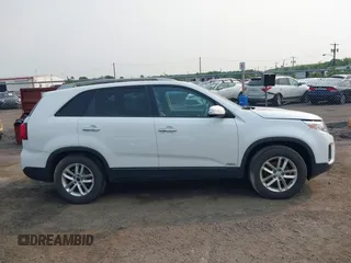 2015 Kia Sorento LX z VIN 5XYKTDA7XFG604872, wystawiony jako IAAI lot #42419997 z przebiegiem 174 676 mil mil oraz . Historia ofert i sprzedaży dostępna na DreamBid. Obrazek 13.
