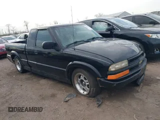 2002 Chevrolet S-10 LS with VIN 1GCCS19W028104982, listed as a IAAI auction lot 42017925 with 114,564 mi miles. Bid and sale history available at carsss.com. Image 1.