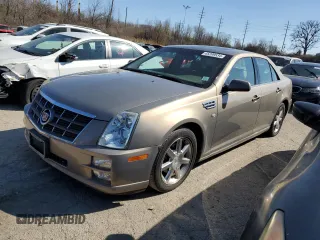 2010 Cadillac STS RWD z VIN 1G6DZ67A880174535, wystawiony jako Copart lot #49260815 z przebiegiem 186 337 mil mil oraz Nie do naprawy • Non repairable. Historia ofert i sprzedaży dostępna na DreamBid. Obrazek 1.