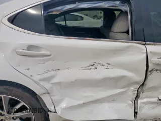 2016 Lexus ES 300h z VIN JTHBW1GG4G2110983, wystawiony jako Copart lot #57089895 z przebiegiem 85 840 mil mil oraz Szkoda całkowita • Salvage title. Historia ofert i sprzedaży dostępna na DreamBid. Obrazek 10.