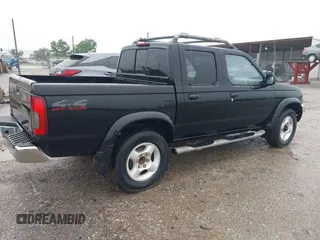 2000 Nissan Frontier XE z VIN 1N6ED27Y4YC355942, wystawiony jako IAAI lot #42162996 z przebiegiem 278 251 mil mil oraz . Historia ofert i sprzedaży dostępna na DreamBid. Obrazek 4.