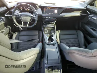 2022 Audi e-tron GT Prestige z VIN WAUEJBFW6N7003359, wystawiony jako Copart lot #81960004 z przebiegiem 31 940 mil mil oraz Szkody całkowita. Historia ofert i sprzedaży dostępna na DreamBid. Obrazek 8.