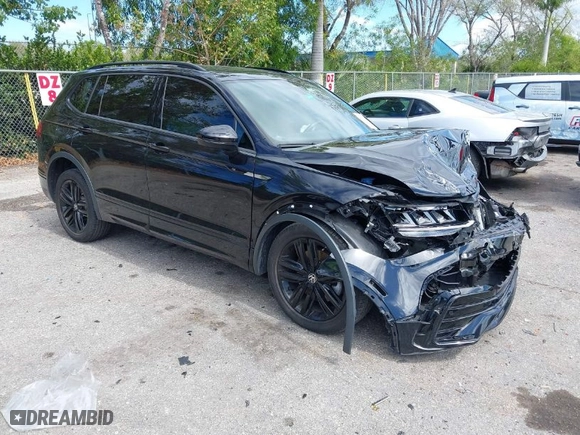 2022 Volkswagen Tiguan SE R-Line Black with VIN 3VVCB7AX9NM054351, listed as a IAAI auction lot 41665235 with 30,971 mi miles. Bid and sale history available at carsss.com. Image 1.