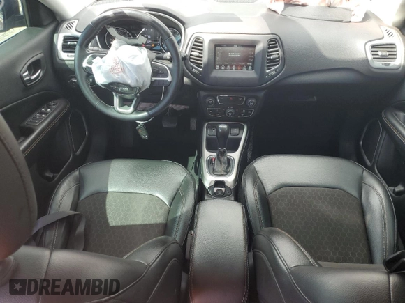 2020 Jeep Compass Altitude z VIN 3C4NJCBB9LT243039, wystawiony jako Copart lot #51599495 z przebiegiem 48 063 mil mil oraz Nie do naprawy. Historia ofert i sprzedaży dostępna na DreamBid. Obrazek 8.