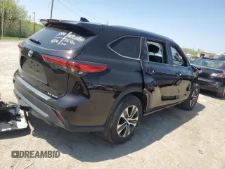2022 Toyota Highlander XLE z VIN 5TDGZRBH6NS234336, wystawiony jako Copart lot #53571865 z przebiegiem 17 432 mil mil oraz Szkoda całkowita • Salvage title. Historia ofert i sprzedaży dostępna na DreamBid. Obrazek 3.