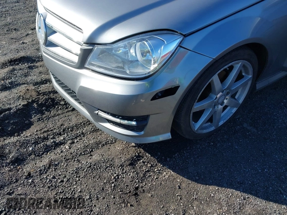 2013 Mercedes-Benz C 250 z VIN WDDGJ4HB7DG059283, wystawiony jako IAAI lot #41729557 z przebiegiem 119 419 mil mil oraz . Historia ofert i sprzedaży dostępna na DreamBid. Obrazek 12.