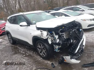 2022 Kia Seltos EX z VIN KNDERCAA6N7302492, wystawiony jako IAAI lot #41296070 z przebiegiem 46 523 mil mil oraz . Historia ofert i sprzedaży dostępna na DreamBid. Obrazek 1.